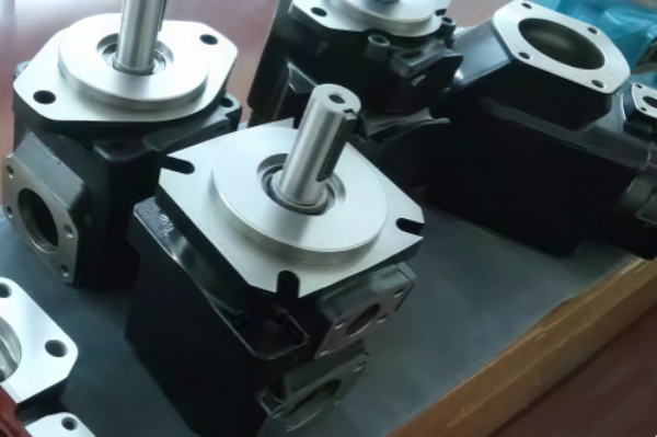 Технические характеристики и модели трехлопастных насосов серии T67EDB/S, T67EDC/S